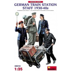 GERMAN TRAIN STATION STAFF 1930-40S